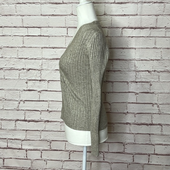 Boutique Ribbed V Neck Twist Design Sweater Small - Picture 3 of 5